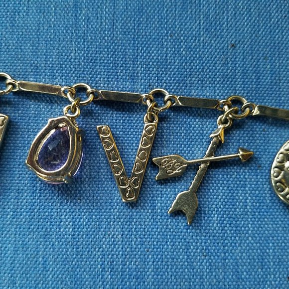💌❤️Betsey Johnson "LOVE" Bracelet - NWOT❤️💌 - Picture 8 of 11